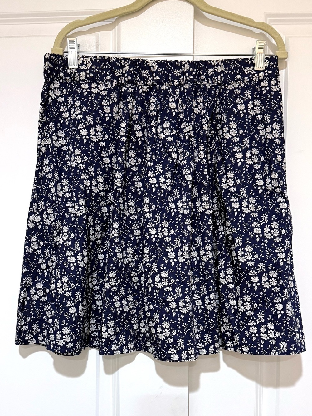 J. Crew Navy and White Floral 💯 Cotton Mini Skirt